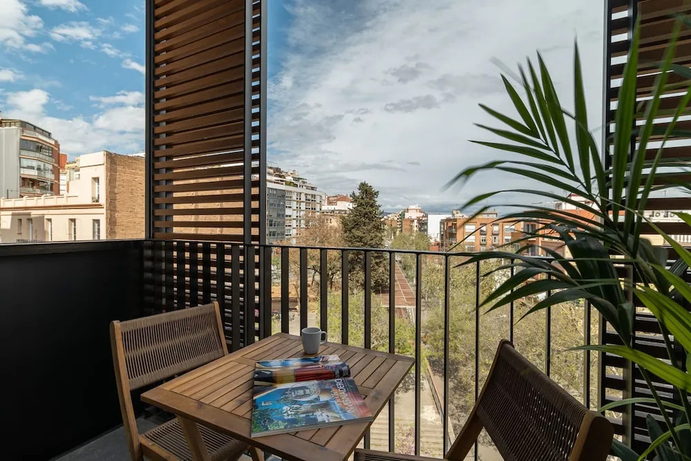 Sant Pau Balcony Trendy 2BR Near Avinguda Gaudí