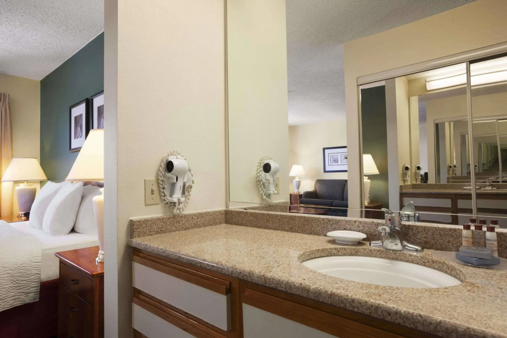 Philadelphia Suites at Airport - An Extended Stay Hotel