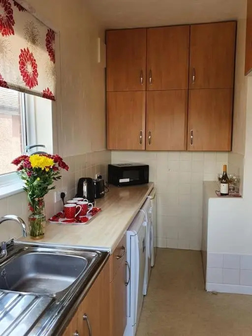 Polly's Place - A lovely 3 bed flat, near to beach with free parking