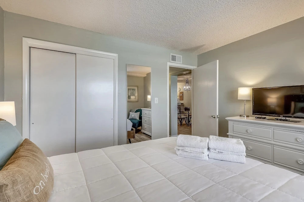 Venus 206 is a 1 BR on Okaloosa Island steps from the pool and easy beach access by RedAwning