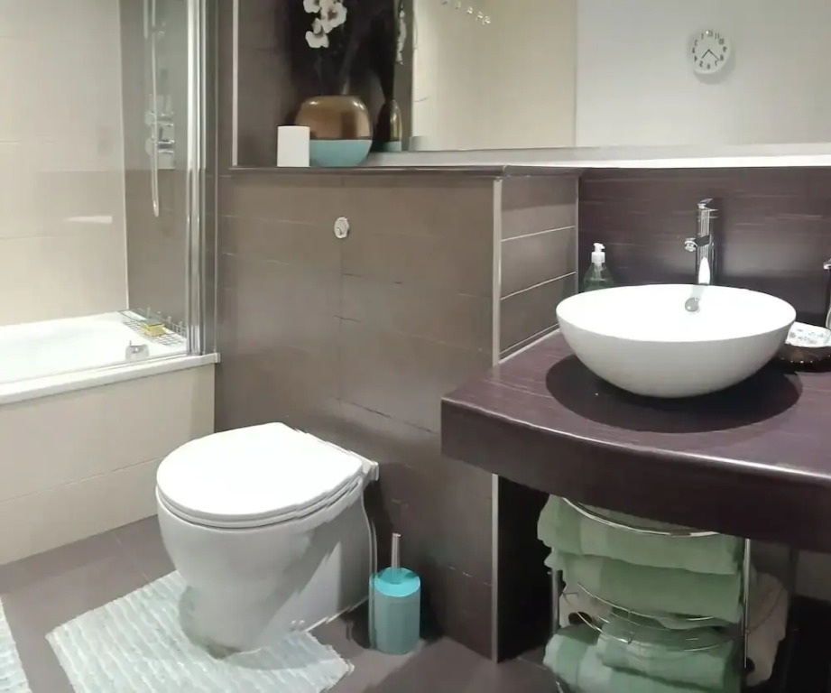 1 Bed Flat - Sleeps 5 - Pets - Garden - Parking