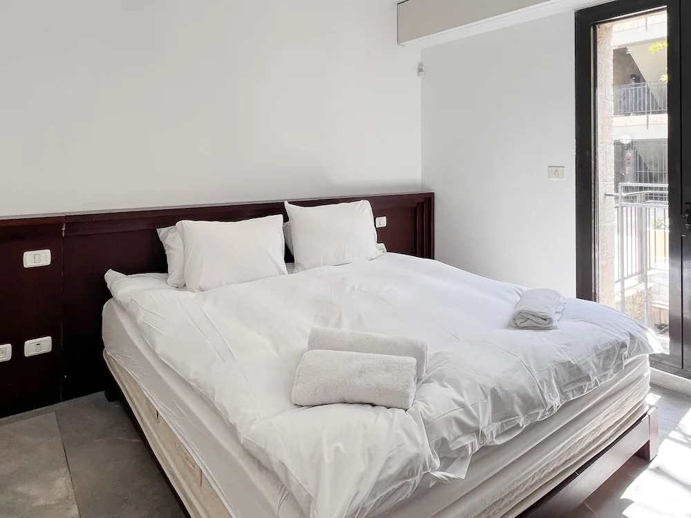 2 BR next to Old City with Patio by FeelHome