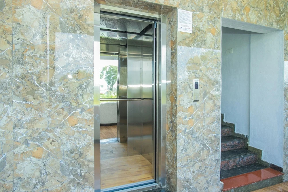 OYO Flagship 16626 Rajkamal Stay Inn Airport Road