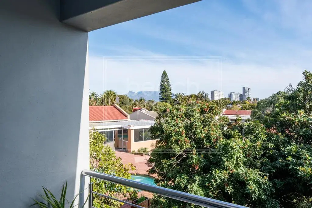 Warm Contemporary 2-bedroom apartment- Blouberg, Cape Town