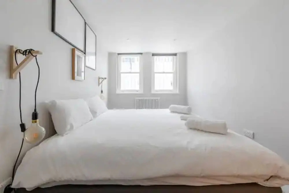 Chic 1BD Flat W/patio - 2 Mins From Baron's Court!