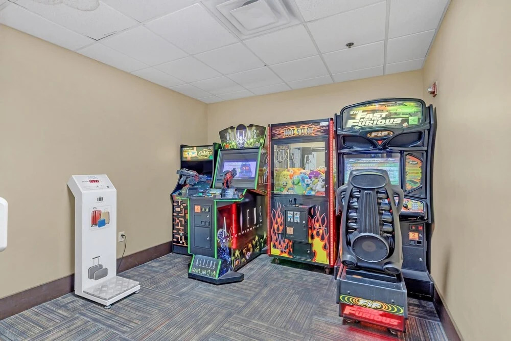Near Disney - 1BR Executive Suite With King Bed - Pool and Hot Tub