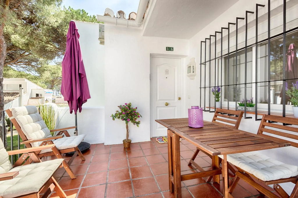 Beachside cosy apartment with pool