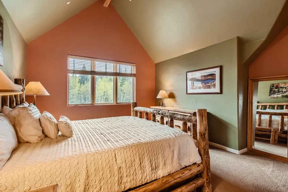 42 Burgundy 4br 3.5ba 4 Bedroom Townhouse by RedAwning