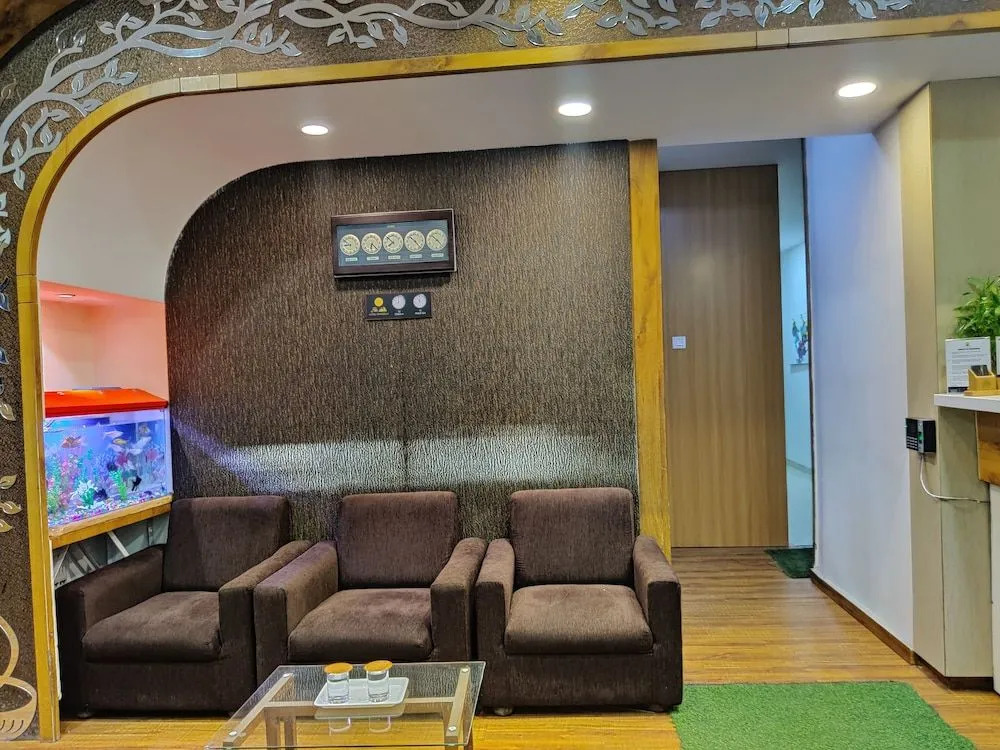 OYO 8490 Hotel Grandeur