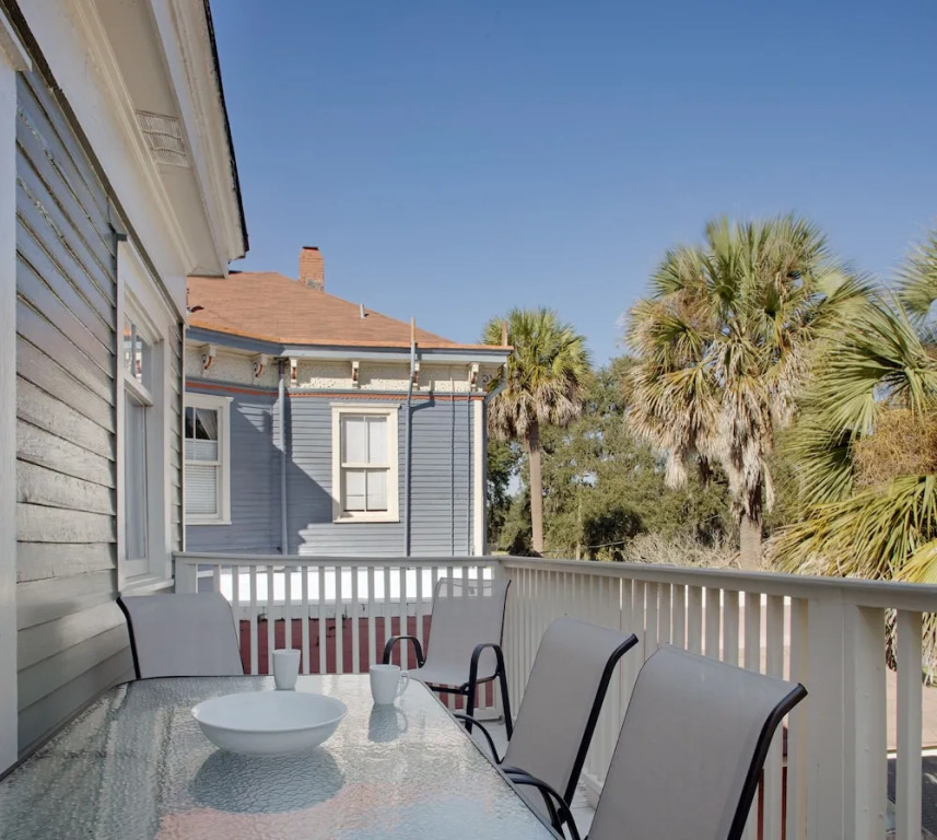 Huge 5 bedroom 5 bath Home in Savannah