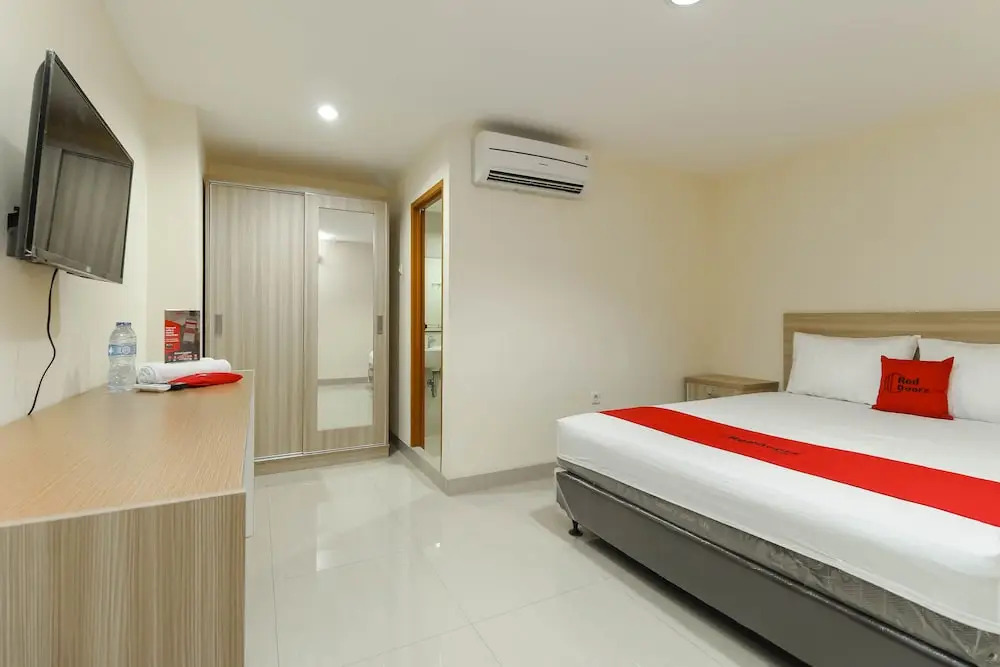RedDoorz Plus near Harmoni Gajah Mada