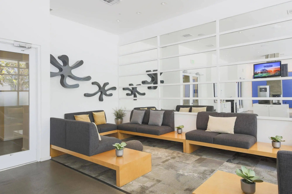 Ginosi East Bay Apartel