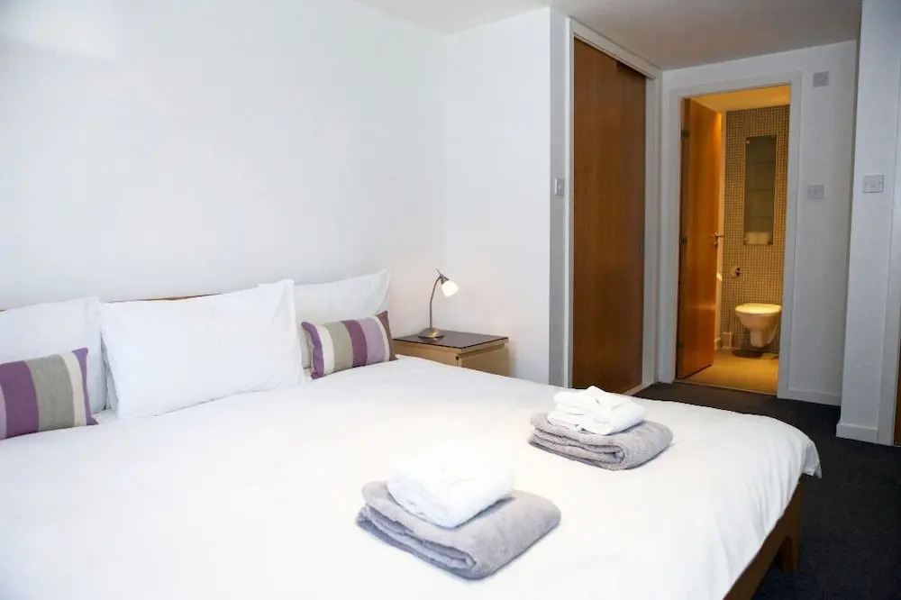 Smart 3 bedroomed flat with parking