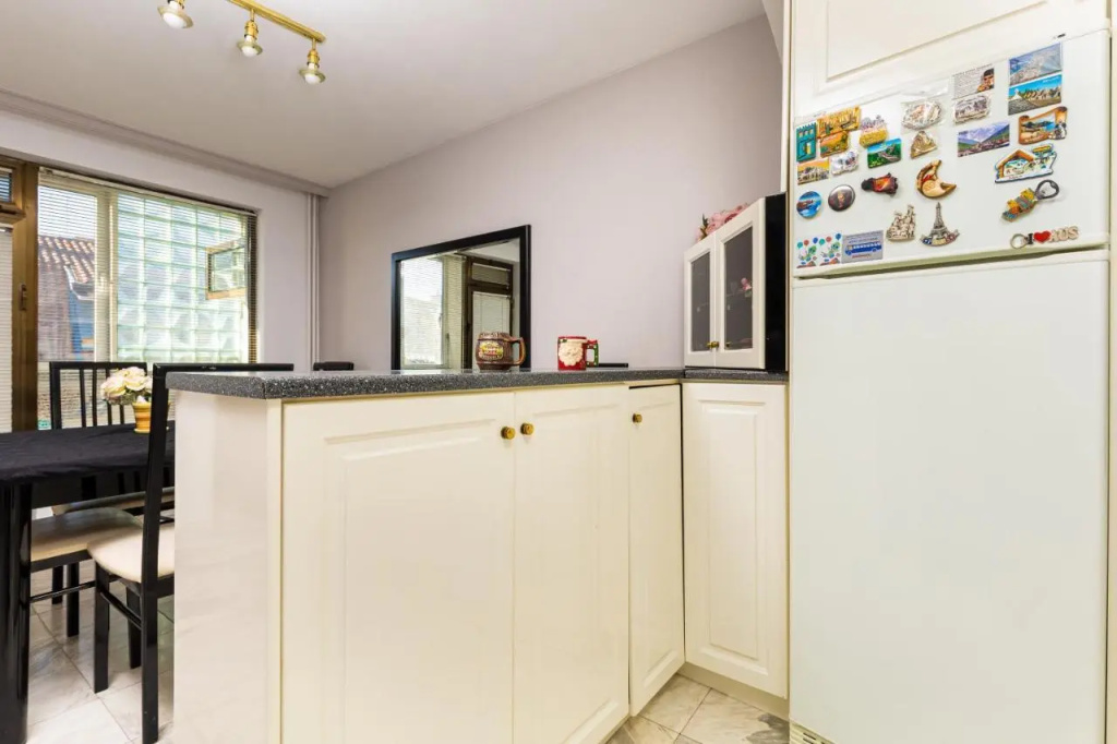 Spacious 2-Bedroom Maisonette in City Centre