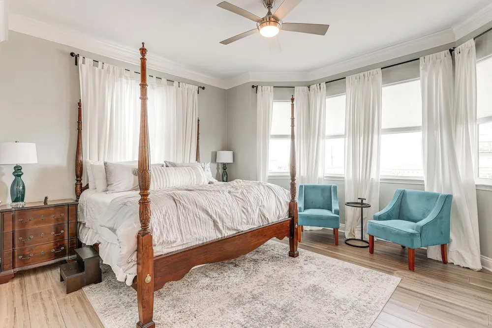 'footprints in the Sand' - Luxe Freeport Home!