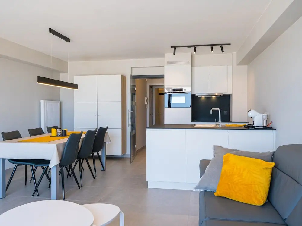 Apartment With 3 Bedrooms and sea View
