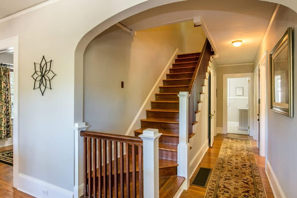 Roomy 5BR Bungalow w Backyard Close to Downtown