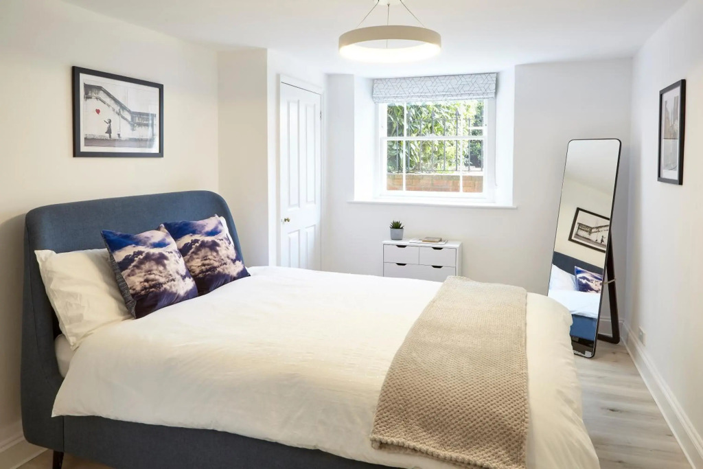 Stylish, spacious flat with private parking