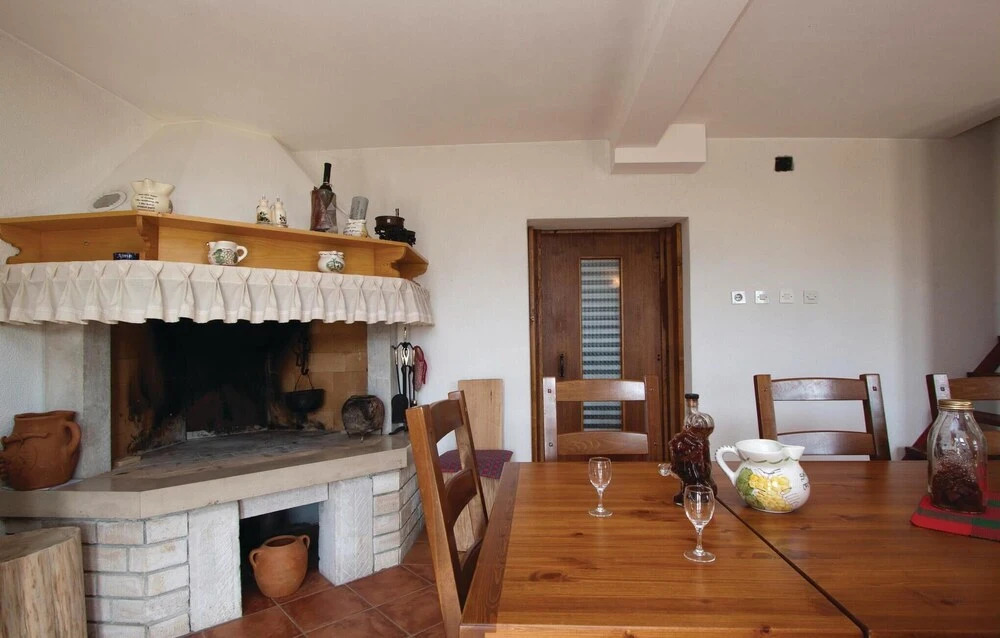 Stunning Home in Barban With Wifi and 2 Bedrooms
