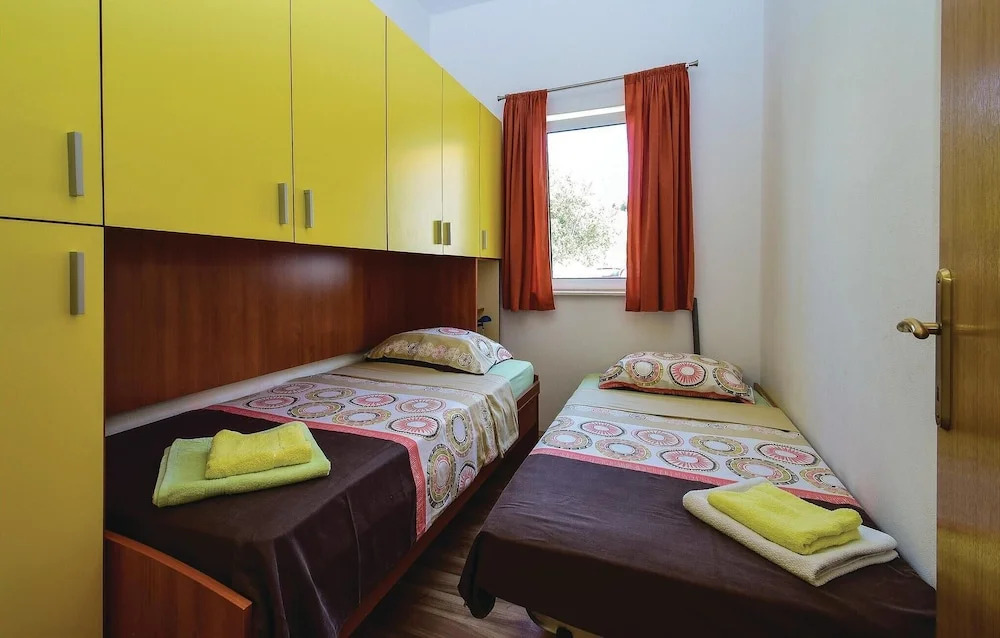 Stunning Home in Brodarica With Wifi and 2 Bedrooms