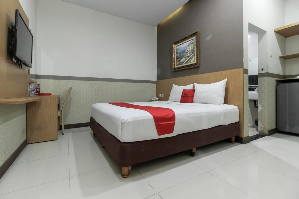 RedDoorz Plus @ Tuparev Cirebon