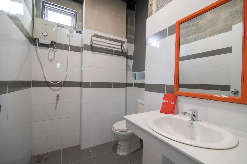 RedDoorz Plus @ Ung Van Khiem Street