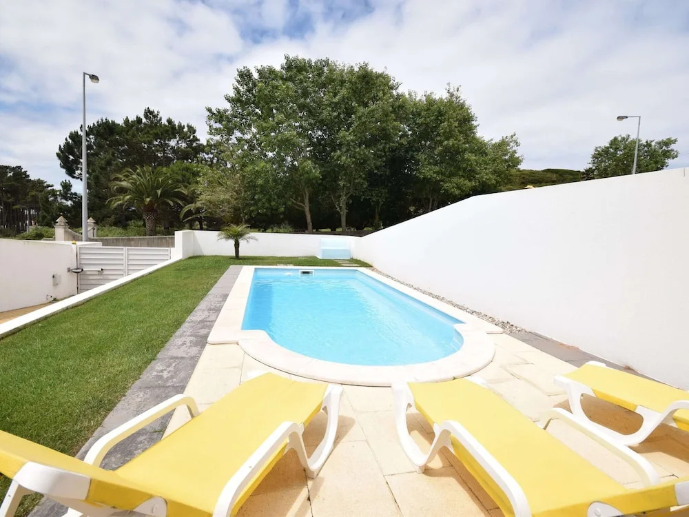Modern Villa in Sao Martinho do Porto With Swimming Pool