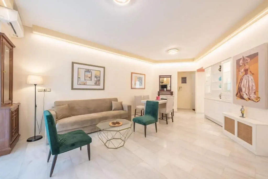 Central 3BR Apartment Next to Panormou Metro!
