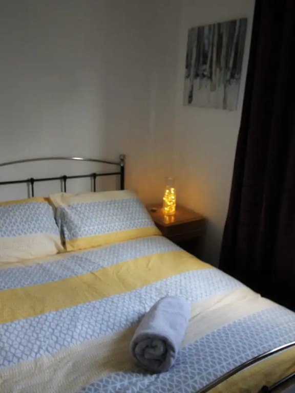 Glan y Ffordd 2 Bed House Near Cardiff by Cardiff Holiday Homes