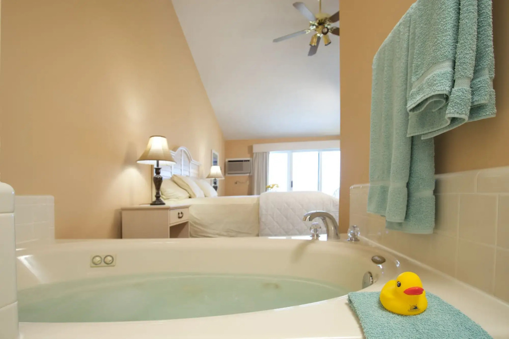 Pointes North Beachfront Hotel - 2 Person Spa Tub Studios