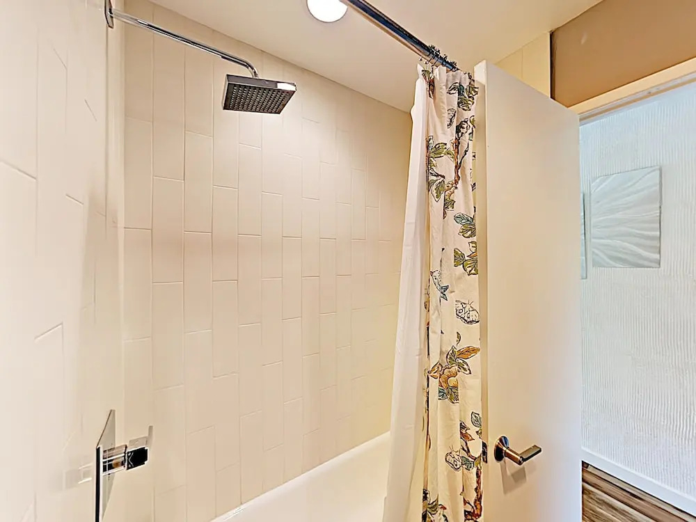 Contemporary - 5 Br Home