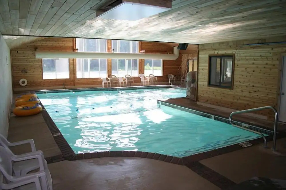 Mackinaw Beach and Bay Inn & Suites