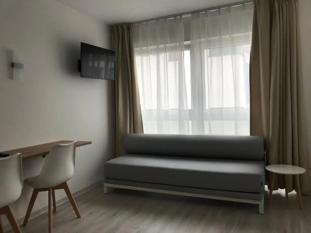 Hotel 83