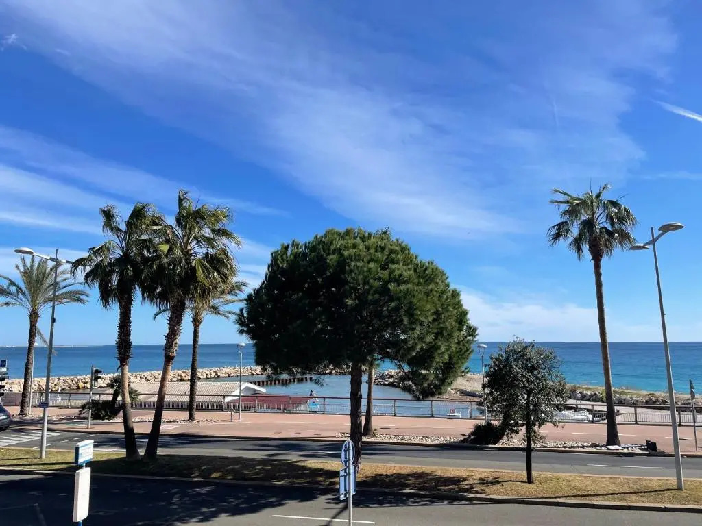 Appartement Au bord de la mer, vue plage , piscine, parking