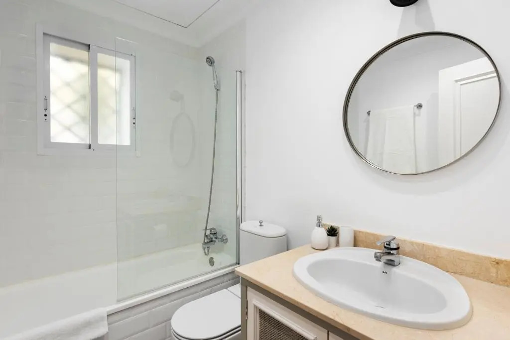 Bright 2 Bedroom apartment with parking space and swimming pools in Aloha Gardens