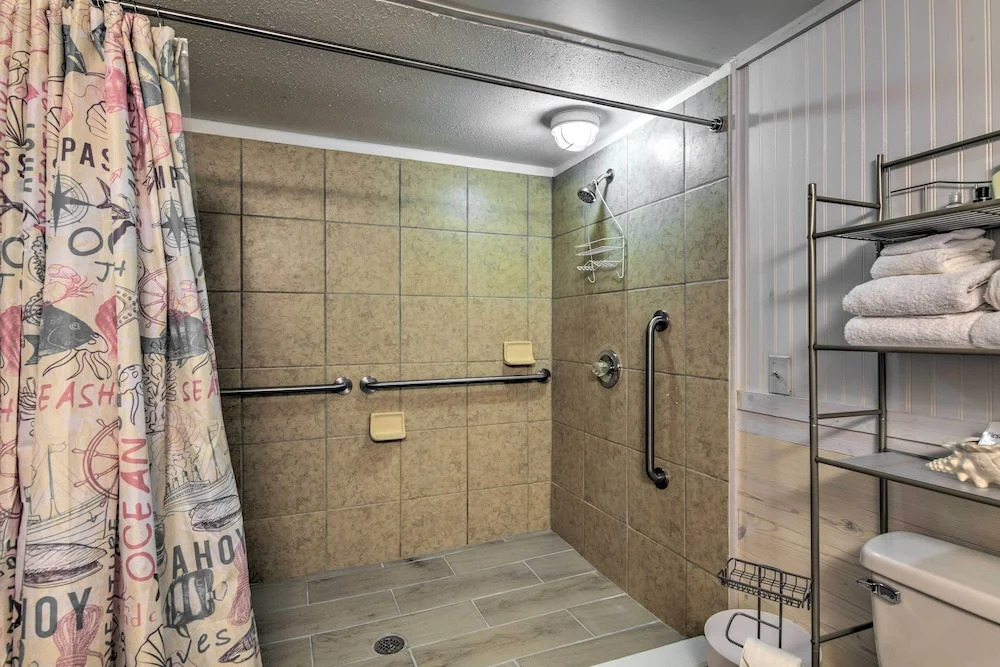 5 Mi to Rockport Beach Park: Studio w/ Porch!