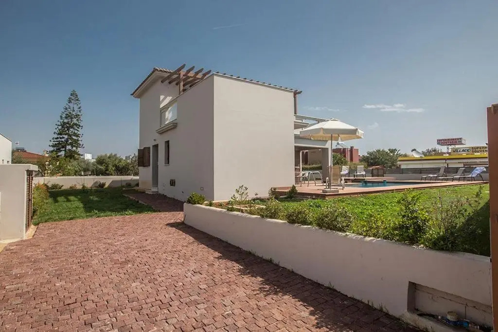 Villa Petreris Enas - Stunning 3 Bedroom Central Ayia Napa Villa With Pool
