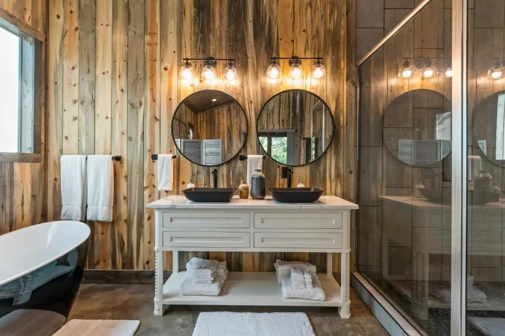 Vacana Blackwater Waterfront Couples Cabin, HotTub, FirePit, Pet Friendly