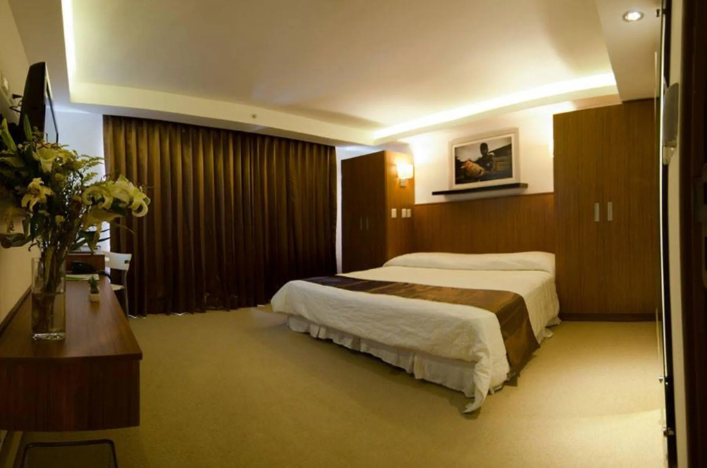 Weston Suites Hotel