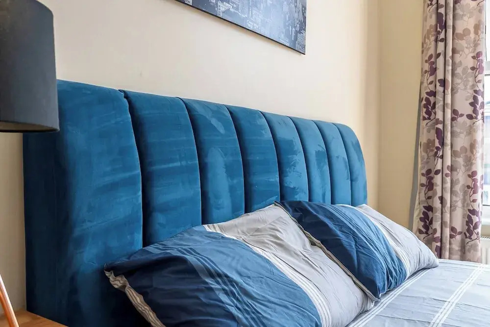 Elegant 3BR Victorian Retreat, Free Parking