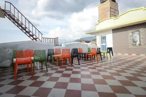Gliders Holiday Inn by OYO Rooms