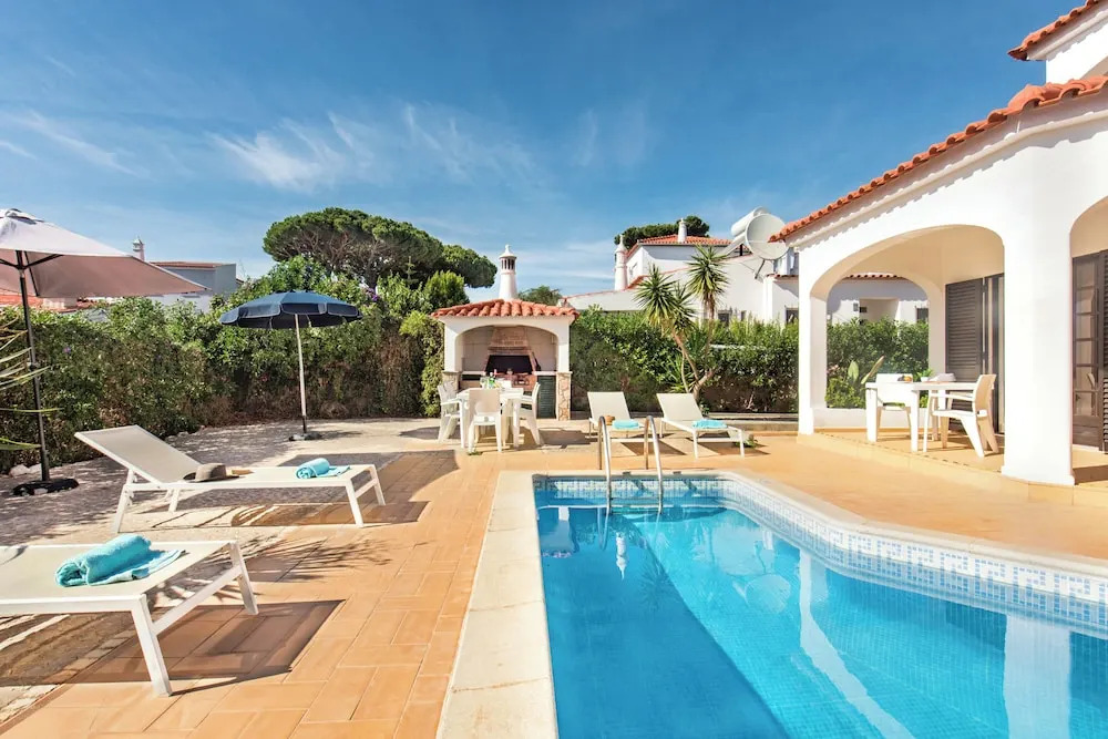 Spacious 4 bedroom villa, private pool, free air conditioning and wifi