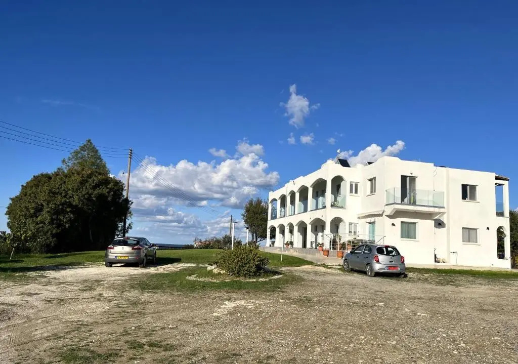 White House studio with sea view and parking