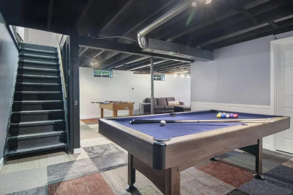 3 min to Beach, Game Room, Hot tub & Firepit