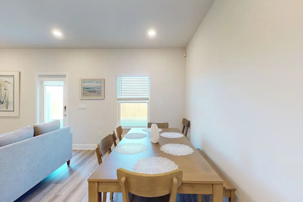 3 BR Townhome w/ W & D, AC, Wifi, Near Beach