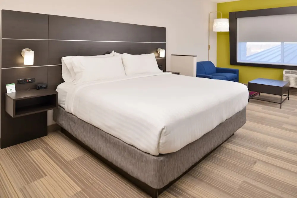 Holiday Inn Express & Suites - Kansas City - Lees Summit by IHG