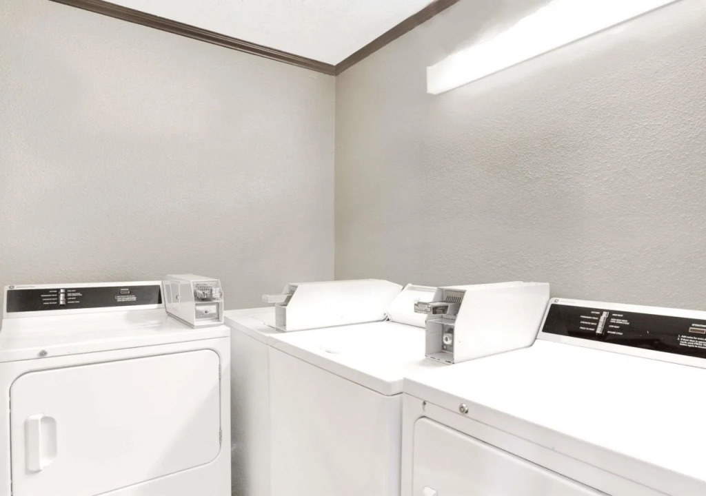 Days Inn & Suites - Sugar Land