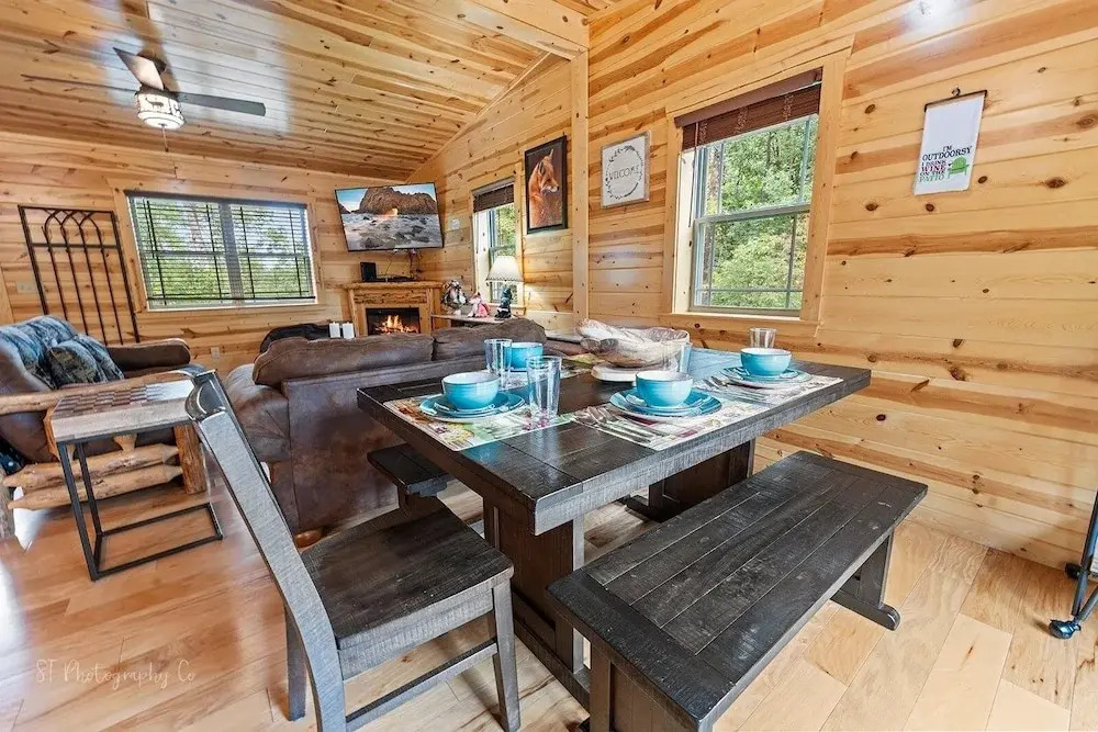Foxes' Den Cabin with Private Hot Tub and Arcade Game by RedAwning
