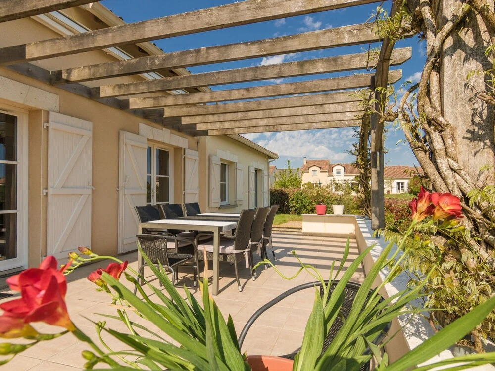 Luxurious Villa in Rouzede with Private Pool