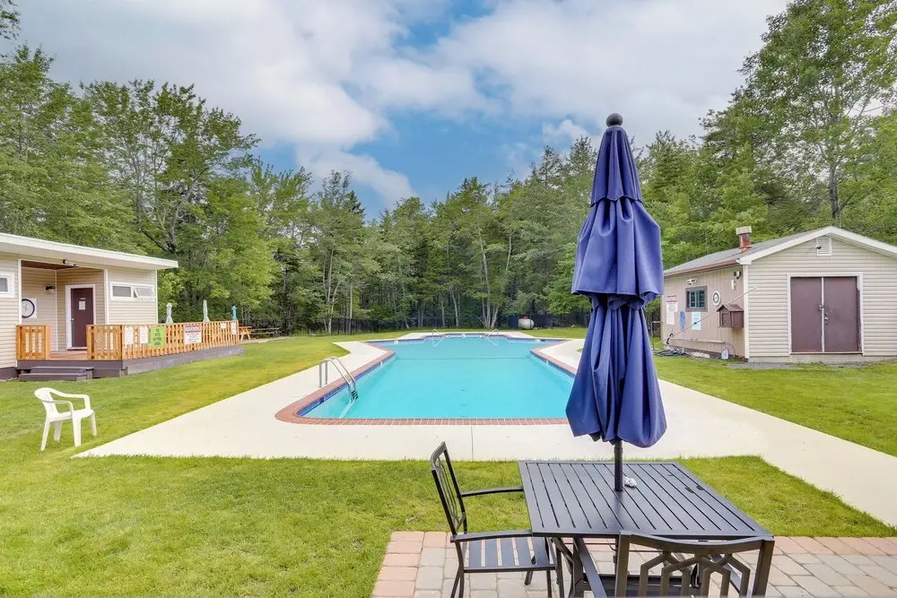 Lakefront Pocono Retreat w/ Hot Tub & Movie Hub